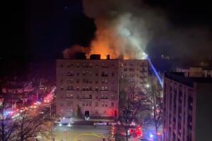 Incendio arrasa edificio en Mount Vernon dejando decenas de evacuados y severos daños.