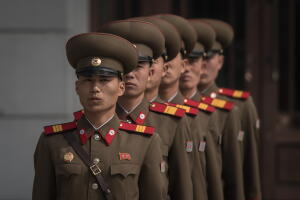Militares norcoreanos participan en una marcha militar el 15 de abril de 2017 en Pyongyang