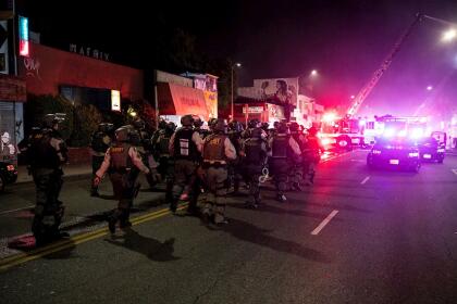 En esa ciudad, el alcalde Eric Garcetti pidió al gobernador de California <b>el apoyo de 700 miembros de la Guardia Nacional </b>para controlar los saqueos, actos de vandalismo e incendios provocados en negocios y patrullas.