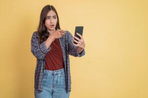 mujer con su telefono sorprendida.jpg