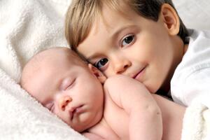 bebe-irmaos-cama.jpg