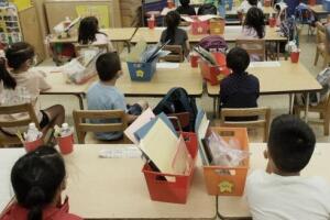 Un grupo de niños atienden una clase en la escuela.