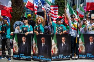 Comunidad iraní en Los Ángeles protesta durante la Copa del Mundo
