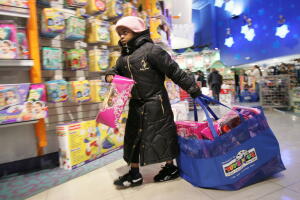 Una niña carga juguetes en Black Friday en una tienda de Nueva York