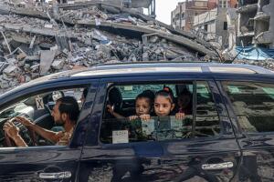 Familia palestina en auto por Gaza