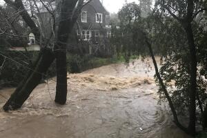 Fuertes lluvias en el norte de California provocan inundaciones en el Área de la Bahía
