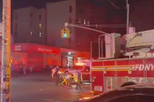 Incendio en apartamento de Brooklyn deja dos muertos y un bombero herido.