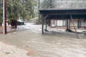 Newsom declara emergencia por tormenta extrema e inundaciones al sur de California.