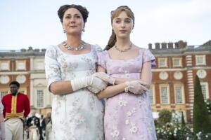 Lady Violet (Ruth Gemmell) e Daphne (Phoebe Dyvenor) em "Bridgerton"