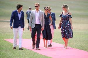 Foto de Meghan Markle y el príncipe Harry besándose en el Sentebale Polo