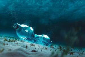 botella-de-plastico-en-fondo-agua.jpg