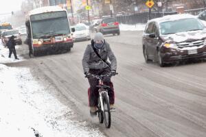 Los viajeros se dirigen al trabajo cuando cae la nieve en Chicago, Illinois. 6 pulgadas de nieve cayeron en algunas áreas de la ciudad ya que febrero continúa marcando el comienzo de temperaturas por debajo del promedio y una nevada superior a la media. 