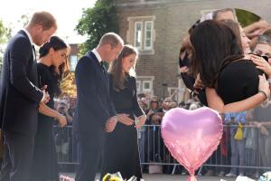 Meghan Markle quebra protocolo e abraça súdita