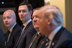 El consejero de la Casa Blanca, Jared Kushner, escucha mientras el presidente Trump celebra un almuerzo de trabajo con el príncipe heredero Mohammed bin Salman del Reino de Arabia Saudita en la Casa Blanca en marzo de 2018 en Washington, DC.