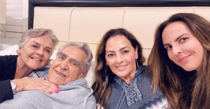 "Vamos a grabar el espectáculo, y nos quedaremos con ella unos días. Luego quizá por nuestra cuenta vayamos unos días a Puerto Vallarta, para que nos dé el sol, ver otro panorama y respirar un poco fuera de la casa en la Ciudad de México", adelantó el veterano actor. <br>