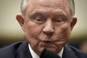 Cientos de miembros de la iglesia a la que pertenece el fiscal general Jeff Sessions firman una queja por el uso que el republicano hizo de frases de la Biblia para justificar separación de familias en la frontera. 