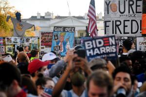 Una multitud celebra en la plaza Black Lives Matter, contigua a la Casa Blanca, el 7 de noviembre del 2020 en Washington, D.C.