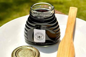 DeesBees Apiary se dedica a producir miel cruda de alta calidad en la región de Sandhills, en Carolina del Norte. Lo que comenzó como una pasión de Donald Dees por la apicultura se ha convertido con el tiempo en un verdadero estilo de vida.