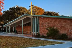 empleado escuela católica holy cross grabar videos estudiantes san antonio texas