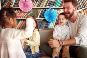 A los 3 años fue adoptado y ahora se convirtió en padre soltero de 6 niños te contamos.jpg