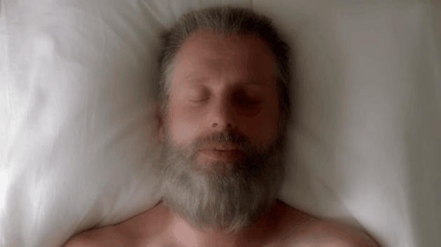 gif Rick despierta con barba y canoso