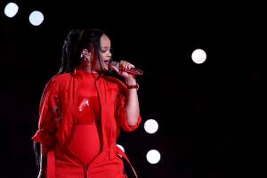 Rihanna sorprendió en el Super Bowl 2023 con posible embarazo
