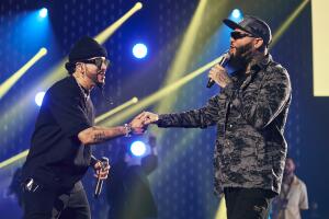 Yandel y Farruko en los ensayos de los Latin AMAs 2024