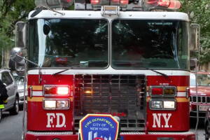 Incendio en edificio del Bronx deja una persona muerta y 12 heridos.