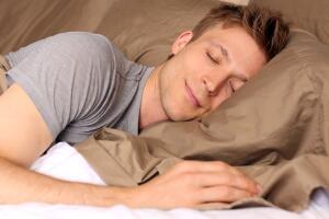 homem-dormir-sono-0117-1400x800.jpg