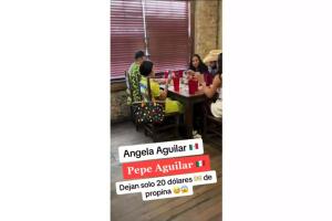 Ángela Aguilar fue captada con su familia mientras comían en un restaurante.