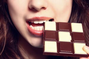 chocolate-mulher-jovem.jpg