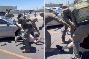 Agentes federales golpean con un bastón a un hombre durante un operativo en Santa Ana