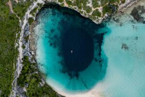 Buraco Azul Bahamas 0422 1400x800
