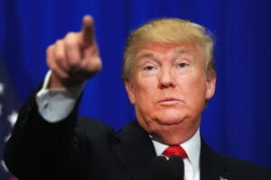 El presidente Trump culpa a los demócratas de la ley aprobada cuando la mayoría republicana en ambas cámaras decidió cada una de las partidas presupuestarias, entre ellas el dinero para reparar la valla fronteriza existente, no para construir un muro nuevo, su principal promesa de campaña.