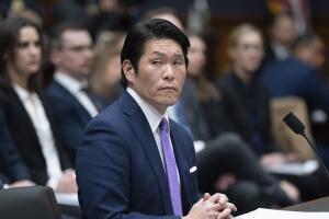 El fiscal especial Robert Hur toma asiento mientras comparece ante el Comité Judicial de la Cámara de Representantes para una audiencia sobre si el presidente Joe Biden había manejado mal información clasificada después de su mandato como vicepresidente, en el Capitolio de Washington, el martes 12 de marzo de 2024. 