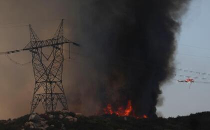 Entre los peligros que asechan con los incendios de rápida propagación en la región en Valle de Jamul, en San Diego al sur del estado, varias líneas eléctricas se encuentran en el camino de las poderosas llamas del 'Valley Fire', que supera los 10,000 acres destruidas y está contenido en un 10% hasta este lunes.
<br>
<br>