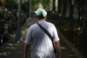 Nueva York activa plan de emergencia por calor extremo y riesgo de inundaciones.