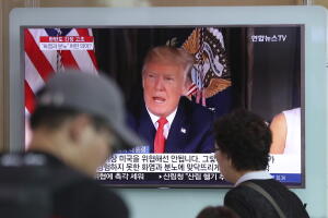 En un monitor en una estación de tren en Seoul, Corea del Sur, se ve al presidente Donald Trump cuando ofrece reaccionar con "furia y fuego nunca vistos" a la amenaza militar de Corea del Norte.