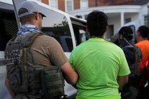 Juez federal ordenaría libertad bajo fianza de hasta 615 detenidos por agentes de ICE en Chicago 