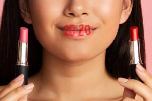mujer-con-labiales-2020.jpg