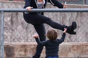 Shakira y Piqué jugando con Sasha
