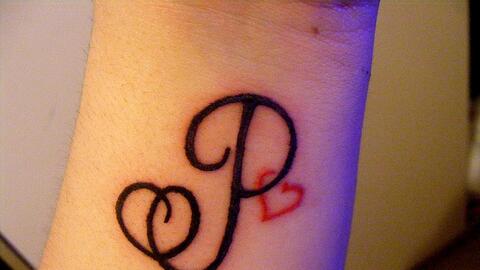 Tatuajes De Letras Entrelazadas Entretenimiento Cultura Pop Univision Tatuajes De Letras Entrelazadas Entretenimiento Cultura Pop Univision