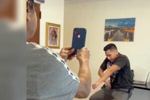 Joven hispano pide padre grabarlo baila reacción viral TikTok