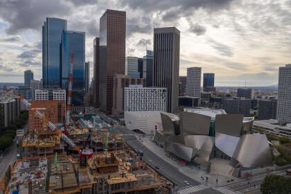 Esta es una visual del centro de negocios y cultural de Los Ángeles. A mano derecha, el fastuoso Walt Disney Concert Hall, seguido por el espectacular museo The Broad, centros culturales de renombre mundial, visitados por miles de turistas locales e internacionales, hoy día cerrados para evitar exposiciones y contagios del coronavirus en la ciudad.