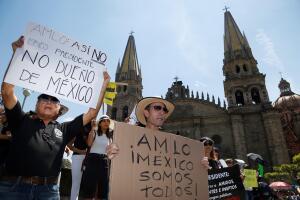 Miles de mexicanos marchan por desacuerdo de políticas de nuevo gobierno