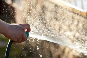mangueira-agua-squirt_139132529.jpg