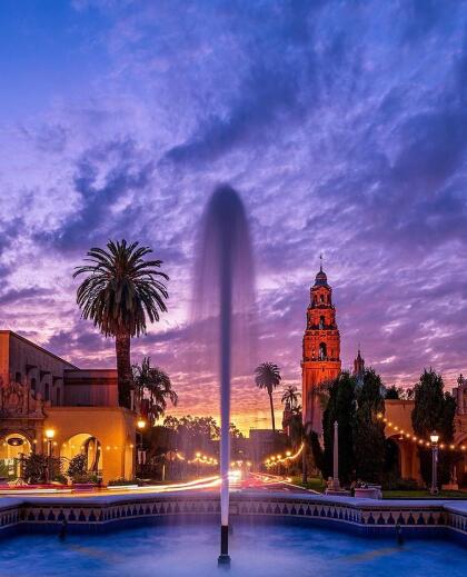 <b><a href="https://www.balboapark.org" target="_blank">Balboa Park</a> es un parque urbano con más de 1200 acres de terreno que alberga diferentes atractivos, incluido el zoológico de San Diego y 15 grandes museos</b>. Dos importantes exposiciones históricas son el legado del parque.
<br>Debido a las recomendaciones estatales para frenar la propagación del coronavirus, la reapertura del parque se está realizando gradualmente.
<b>A la fecha se encuentran abiertos los parque de perros, el campo de golf y la mayoría de las áreas verdes.</b>
<b><a href="https://www.culturalpartnership.org/notification" target="_blank">Para más información sobre la apertura, sigue este enlace.</a></b>