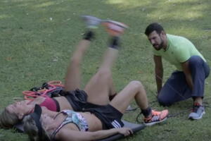 Conheça atividade com elástico que ajuda a definir o corpo
