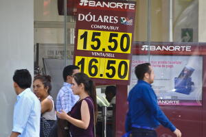 Personas pasan frente a un banco en la Ciudad de México