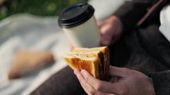 Un hombre murió tras comer sandwiches en su trabajo, era el “experimento” de un solitario colega